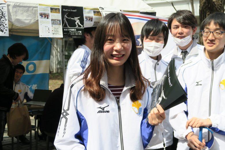 テント列で出会った美しすぎる看板娘たち