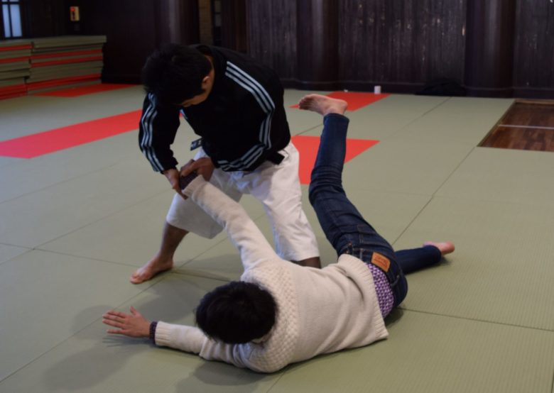 【運動会報コラボ記事】少林寺拳法×国際関係論！？　異色の分野を両立して見えてきた、２つの道の極意とは？【実演つき】